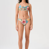 Bikini sostenible deportivo Mani Bimba Aloa. Top con tirantes anchos y sujeción óptima. Braguita de cobertura normal. Tejido reciclado ECOWAVE® con estampado floral en textura piqué y acabado lúrex. Hecho en España.