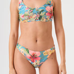 Bikini sostenible deportivo Mani Bimba Aloa. Top con tirantes anchos y sujeción óptima. Braguita de cobertura normal. Tejido reciclado ECOWAVE® con estampado floral en textura piqué y acabado lúrex. Hecho en España.