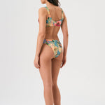 Bikini sostenible deportivo Mani Bimba Aloa. Top con tirantes anchos y sujeción óptima. Braguita de cobertura normal. Tejido reciclado ECOWAVE® con estampado floral en textura piqué y acabado lúrex. Hecho en España.