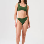 Bikini sostenible Mani Bimba Palm de CIRCU. Top deportivo con tiras anchas y opción de copas, y braga de cobertura normal. Tejido reciclado 100% ECONYL® en verde oscuro mediterráneo con textura atoallada. Hecho artesanalmente en España.