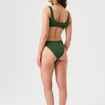 Bikini sostenible Mani Bimba Palm de CIRCU. Top deportivo con tiras anchas y opción de copas, y braga de cobertura normal. Tejido reciclado 100% ECONYL® en verde oscuro mediterráneo con textura atoallada. Hecho artesanalmente en España.