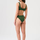 Bikini sostenible Mani Bimba Palm de CIRCU. Top deportivo con tiras anchas y opción de copas, y braga de cobertura normal. Tejido reciclado 100% ECONYL® en verde oscuro mediterráneo con textura atoallada. Hecho artesanalmente en España.