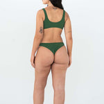 Bikini sostenible deportivo Mani Palm, braga brasileña. Tejido reciclado ECONYL. Textura atoallada. Bikini sostenible hecho en España. 