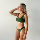Bikini sostenible deportivo Mani Palm, braga brasileña. Tejido reciclado ECONYL. Textura atoallada. Bikini sostenible hecho en España. 