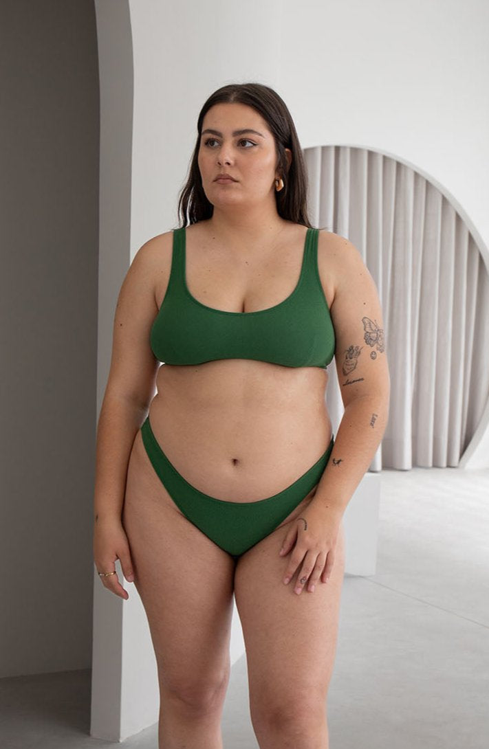 Bikini sostenible deportivo Mani Palm, braga brasileña. Tejido reciclado ECONYL. Textura atoallada. Bikini spstenible hecho en España. 