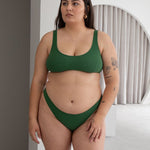 Bikini sostenible deportivo Mani Palm, braga brasileña. Tejido reciclado ECONYL. Textura atoallada. Bikini spstenible hecho en España. 