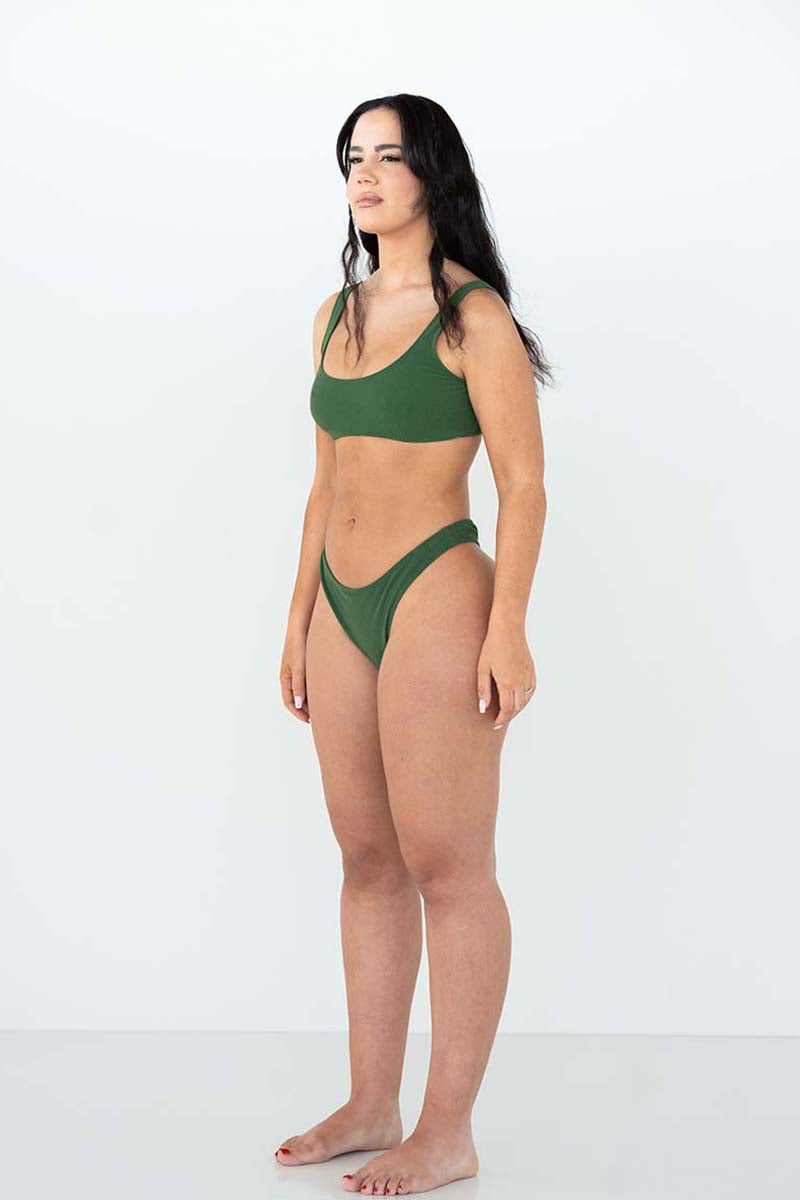 Bikini sostenible deportivo Mani Palm, braga brasileña. Tejido reciclado ECONYL. Textura atoallada. Bikini sostenible hecho en España. 