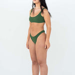 Bikini sostenible deportivo Mani Palm, braga brasileña. Tejido reciclado ECONYL. Textura atoallada. Bikini sostenible hecho en España. 