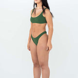 Bikini sostenible deportivo Mani Palm, braga brasileña. Tejido reciclado ECONYL. Textura atoallada. Bikini sostenible hecho en España. 