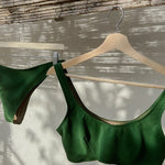 Bikini sostenible deportivo Mani Palm, braga brasileña. Tejido reciclado ECONYL. Textura atoallada. Bikini sostenible hecho en España. 
