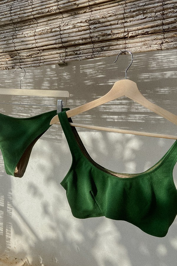 Bikini sostenible deportivo Mani Palm, braga brasileña. Tejido reciclado ECONYL. Textura atoallada. Bikini sostenible hecho en España. 