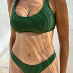 Bikini sostenible deportivo Mani Palm, braga brasileña. Tejido reciclado ECONYL. Textura atoallada. Bikini sostenible hecho en España. 