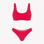 Bikini sostenible deportivo Mani Berry. Top con tirantes anchos de gran sujeción y braguita brasileña. Tejido reciclado ECONYL® en rojo cereza con textura atoallada. Hecho en España de forma ética y artesanal.