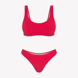 Bikini sostenible deportivo Mani Berry. Top con tirantes anchos de gran sujeción y braguita brasileña. Tejido reciclado ECONYL® en rojo cereza con textura atoallada. Hecho en España de forma ética y artesanal.