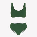 Bikini sostenible deportivo Mani Bimba Palm High. Top con tirantes anchos y gran sujeción. Braguita de tiro alto que estiliza. Tejido reciclado ECONYL® en verde mediterráneo con textura atoallada. Hecho en España.