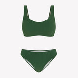 Bikini sostenible Mani Bimba Palm de CIRCU. Top deportivo con tiras anchas y opción de copas, y braga de cobertura normal. Tejido reciclado 100% ECONYL® en verde oscuro mediterráneo con textura atoallada. Hecho artesanalmente en España.