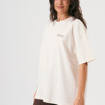 Camiseta oversize unisex en color blanco beige, confeccionada en 100% algodón orgánico, con impresión digital exclusiva en la parte delantera. Moda streetwear sostenible