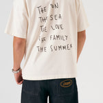 Camiseta oversize unisex en color blanco beige, confeccionada en 100% algodón orgánico, con impresión digital exclusiva en la parte delantera. Moda streetwear sostenible.
