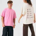 Camiseta oversize unisex en color blanco beige, confeccionada en 100% algodón orgánico, con impresión digital exclusiva en la parte delantera. Moda streetwear sostenible