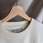 Camiseta oversize unisex en color blanco beige, confeccionada en 100% algodón orgánico, con impresión digital exclusiva en la parte delantera. Moda streetwear sostenible