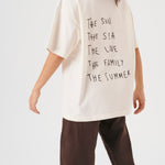 Camiseta oversize unisex en color blanco beige, confeccionada en 100% algodón orgánico, con impresión digital exclusiva en la parte delantera. Moda streetwear sostenible