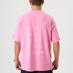 Camiseta oversize unisex en color rosa, confeccionada en 100% algodón orgánico, con impresión digital exclusiva en la parte delantera. Moda streetwear sostenible