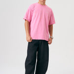 Camiseta oversize unisex en color rosa, confeccionada en 100% algodón orgánico, con impresión digital exclusiva en la parte delantera. Moda streetwear sostenible
