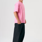 Camiseta oversize unisex en color rosa, confeccionada en 100% algodón orgánico, con impresión digital exclusiva en la parte delantera. Moda streetwear sostenible