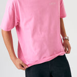 Camiseta oversize unisex en color rosa, confeccionada en 100% algodón orgánico, con impresión digital exclusiva en la parte delantera. Moda streetwear sostenible