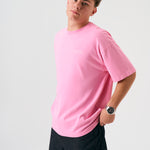 Camiseta oversize unisex en color rosa, confeccionada en 100% algodón orgánico, con impresión digital exclusiva en la parte delantera. Moda streetwear sostenible