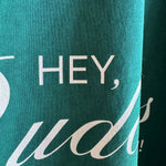Camiseta oversize unisex en color verde, confeccionada en 100% algodón orgánico, con impresión digital exclusiva en la parte delantera. Moda streetwear sostenible