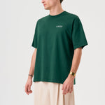 Camiseta oversize unisex en color verde, confeccionada en 100% algodón orgánico, con impresión digital exclusiva en la parte delantera. Moda streetwear sostenible.