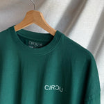 Camiseta oversize unisex en color verde, confeccionada en 100% algodón orgánico, con impresión digital exclusiva en la parte delantera. Moda streetwear sostenible