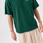 Camiseta oversize unisex en color verde, confeccionada en 100% algodón orgánico, con impresión digital exclusiva en la parte delantera. Moda streetwear sostenible