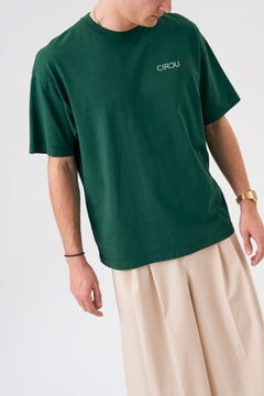 Camiseta oversize unisex en color verde, confeccionada en 100% algodón orgánico, con impresión digital exclusiva en la parte delantera. Moda streetwear sostenible