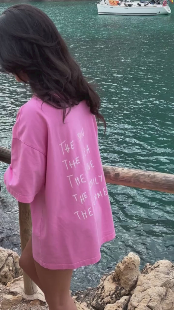 Camiseta oversize unisex en color rosa, confeccionada en 100% algodón orgánico, con impresión digital exclusiva en la parte delantera. Moda streetwear sostenible