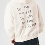 Sudadera oversize unisex con capucha en color blanco beige, confeccionada en algodón orgánico 100% con acabado French Terry. Su diseño exclusivo, con impresión digital en la parte delantera y trasera, combina comodidad, estilo y sostenibilidad. Una hoodie streetwear perfecta para un look casual y versátil.