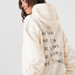 Sudadera oversize unisex con capucha en color blanco beige, confeccionada en algodón orgánico 100% con acabado French Terry. Su diseño exclusivo, con impresión digital en la parte delantera y trasera, combina comodidad, estilo y sostenibilidad. Una hoodie streetwear perfecta para un look casual y versátil.