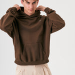 Sudadera oversize unisex con capucha en color marrón, confeccionada en algodón orgánico 100% con acabado French Terry. Su diseño exclusivo, con impresión digital en la parte delantera y trasera, combina comodidad, estilo y sostenibilidad. Una hoodie streetwear perfecta para un look casual y versátil.